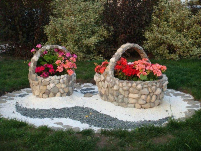 Необычные цветочные клумбы в виде корзин. Необычные цветочные клумбы в виде корзин.