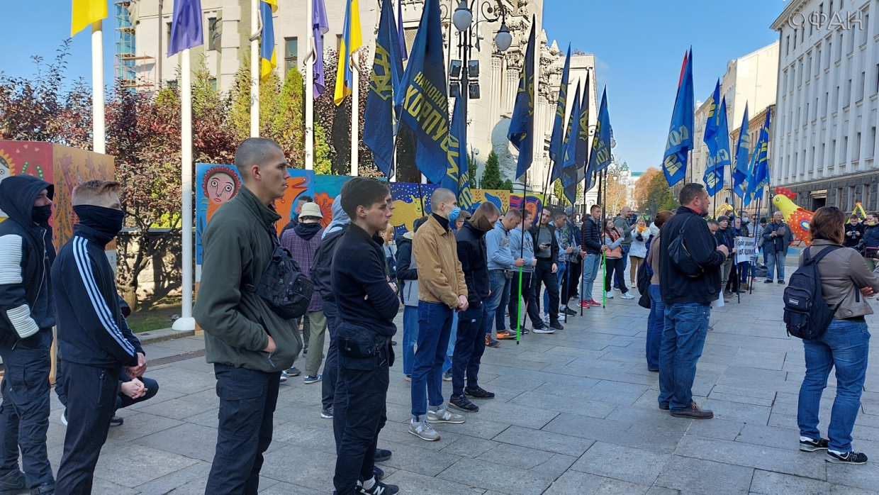 Украинские радикалы потребовали от Зеленского не пускать беженцев из Афганистана Украинские радикалы потребовали от Зеленского не пускать беженцев из Афганистана Политика