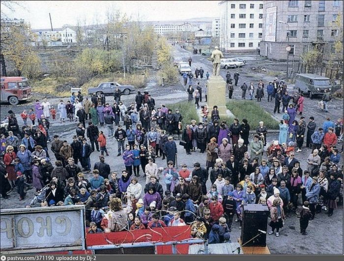 Народное собрание в Сусумане (Магаданская область). В начале 90-х здесь жило 18 тысяч человек, сейчас осталось около пяти. история, факты, фото