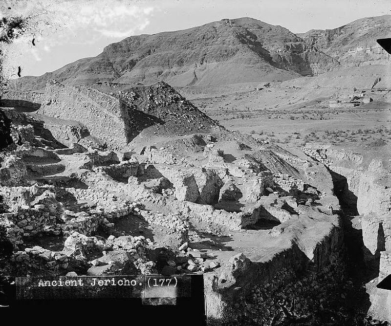 На восточном склоне в начале 20в. уже были произведены первые раскопки. Источник: https://bukvoed.livejournal.com/195721.htm