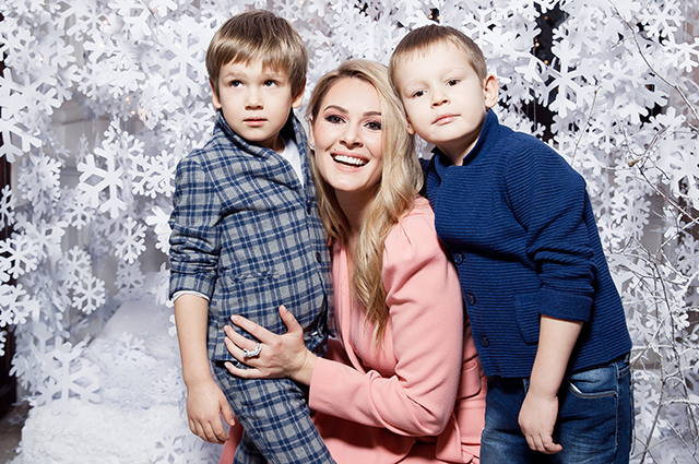 Мария Кожевникова с сыновьями, Стефания Маликова с братом, дети Филиппа Киркорова и другие гости новогодней елки Tatler