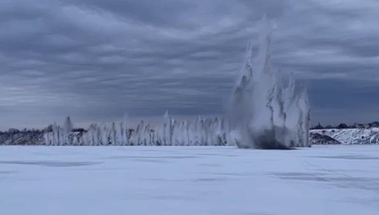 На реках Архангельска взрывают лёд: специалисты делают всё, чтобы спровоцировать ледоход