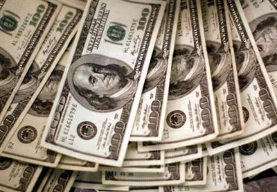 Four thousand U.S. dollars are counted out by a banker counting currency at a bank in Westminster, Colorado November 3, 2009. REUTERS/Rick Wilking 