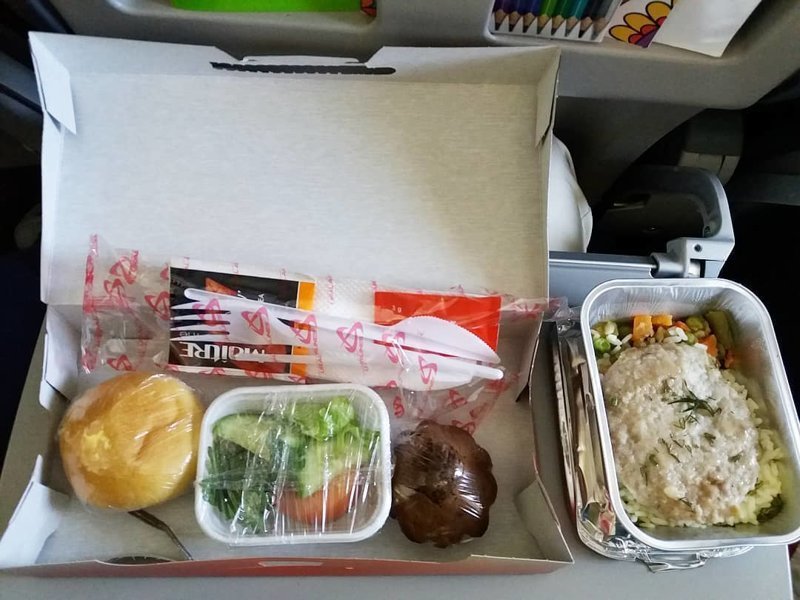 Как выглядит питание на борту самолетов разных авиакомпаний авиатур