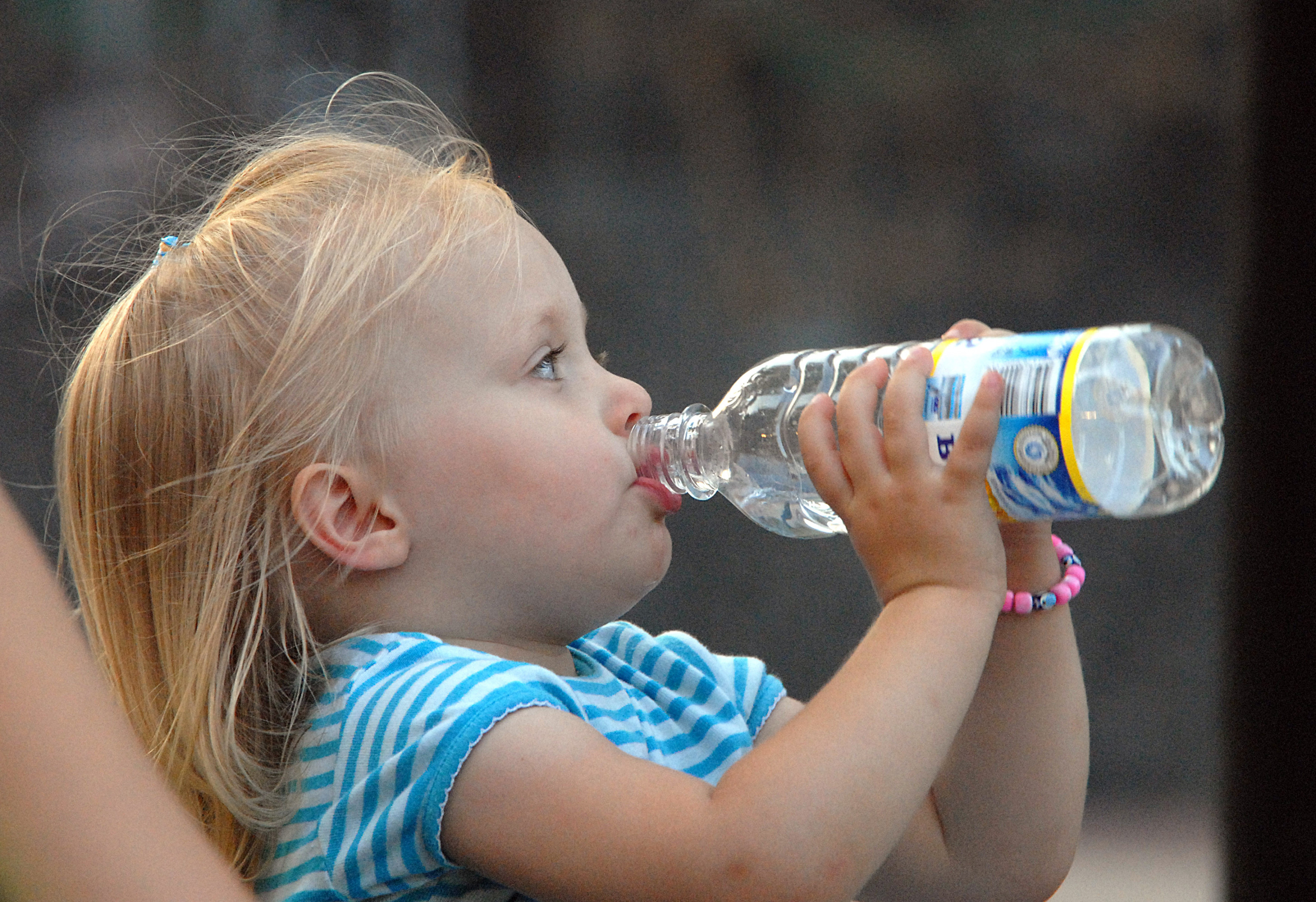 Вода младенцу пить. Дети воды. Жажда у детей. Ребенок пьет воду. Ребенок пьет минеральную воду.