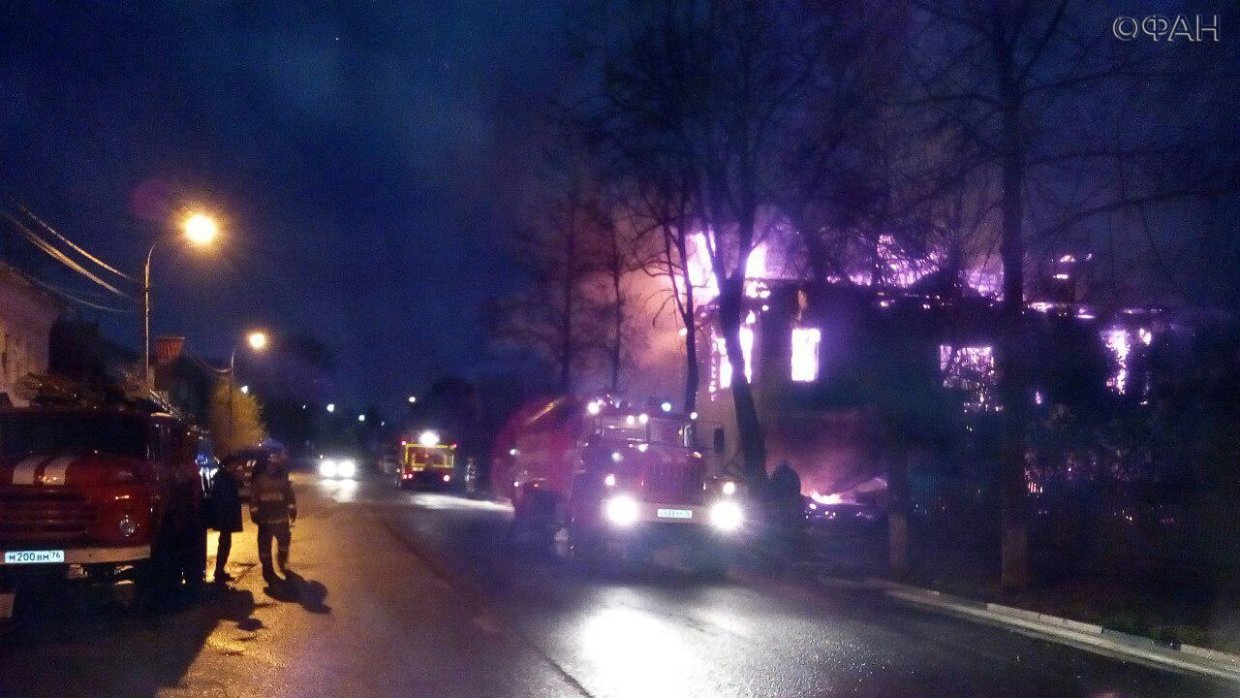Появилось видео страшного пожара в Ярославской области, где погибли шесть человек