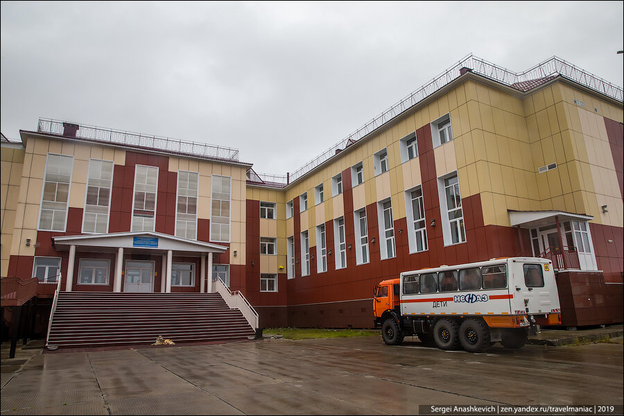 УВИДЕЛ, КАКИМ МОЖЕТ БЫТЬ ПОСЕЛОК В РОССИЙСКОЙ ГЛУБИНКЕ, ЕСЛИ НЕ РАСПИЛИВАТЬ ДЕНЬГИ. тундре, Каменном, здесь, арктический, улицы, Причем, делается, которые, начали, поселки, вертолета, существуют, Здесь, чтобы, можно, когда, стиле, поселок, местной, России