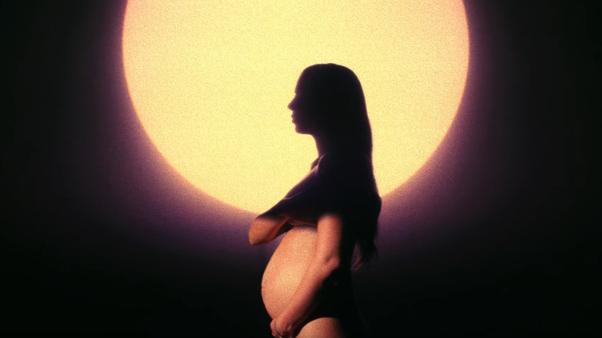 Нюша не постеснялась показать публике беременный живот в полупрозрачном костюме