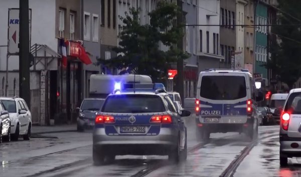 Что бы посетить зоны "No-Go", полицейские в Германии вынуждены всегда ждать подкрепления иначе, на них может напасть целая толпа и избить.