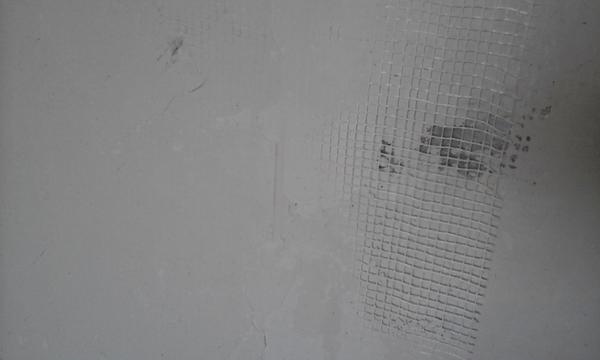 Почему отваливается штукатурка в одном и том же месте Почему отваливается штукатурка в одном и том же месте сделай сам,советы