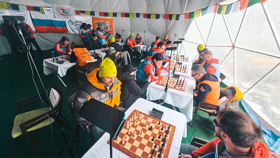 Гроссмейстеры из России провели уникальный шахматный турнир на Эвересте