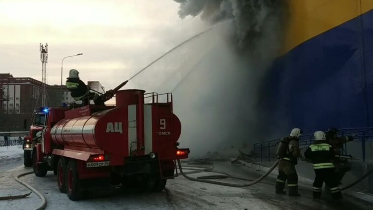 Власти Томска: пожар в гипермаркете привел к взрывам пиротехники