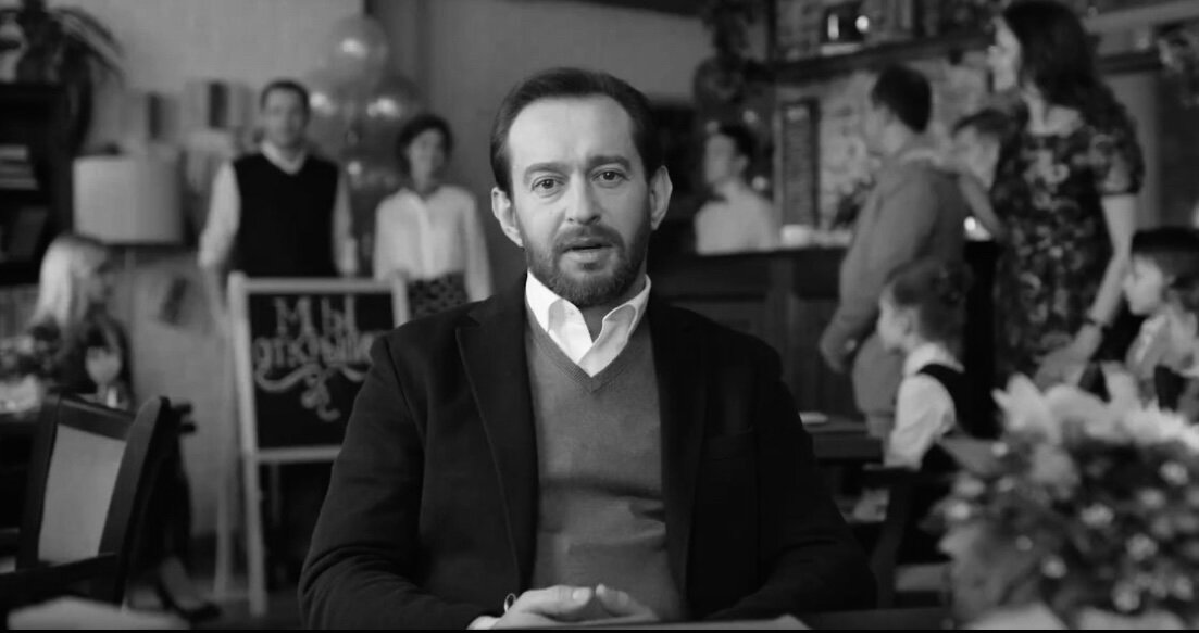 Константин Хабенский в рекламе банка. Мне, кстати, больше всего досадно именно за Хабенского. Мне очень нравится он, как артист