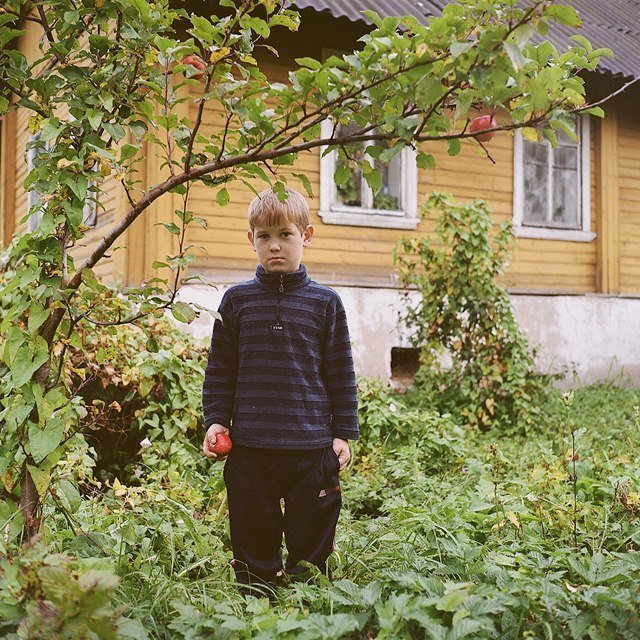 Саша, 9 лет, на фоне своего дома Изборск, варвара лозенко, русская деревня, фотография