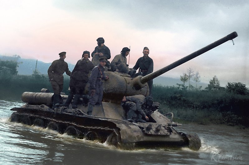 Танк Т-34 форсирует реку Хандавас-гава на Южном Сахалине, 1945 год. Великая Отечественная, авто, вов, военная техника, война, ретро фото, старые фотографии, фотографии