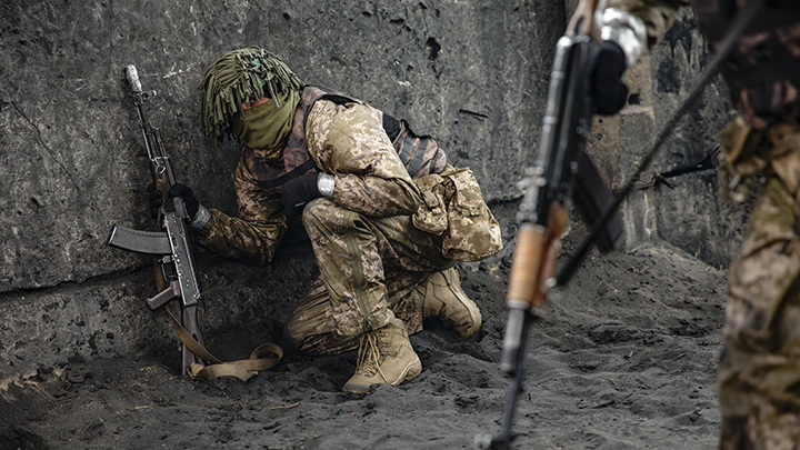 ЗАЖАТЫ НА ДВУХ КВАДРАТНЫХ КИЛОМЕТРАХ: НАЦИСТЫ БЕГАЮТ ПО БАХМУТУ В ПОИСКАХ ГРАЖДАНСКОЙ ОДЕЖДЫ