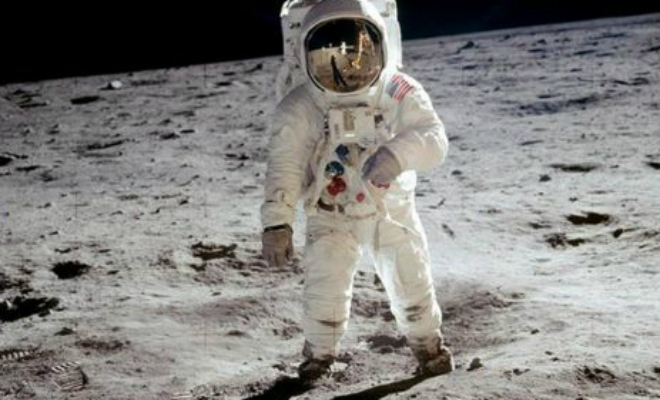 У лунных фотографий увеличили четкость и в деталях разглядели отражение на шлеме Армстронга Армстронг, стало, сделали, вовсе, деталей, одной, наконец, шлема, стекле, Олдрина, снимает, снимок, спорный, самый, кадр получился, разаИ, первого, чтото, и красивый, заело