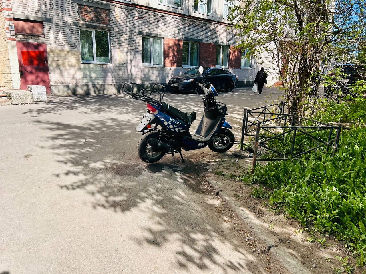 Под Петербургом машина снесла с дороги 11-летнего мотоциклиста