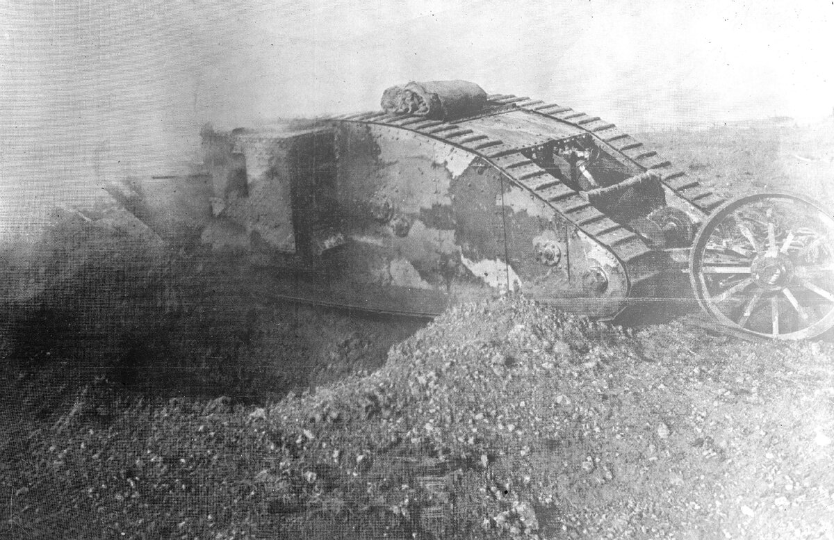 Танк Mark-I в бою. Сентябрь 1916 года. Источник изображения wikimedia.commons