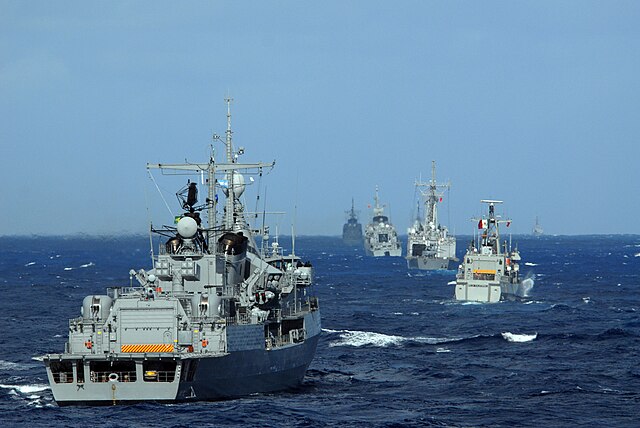 Балтийский флот провел учения по оказанию помощи аварийной подлодке