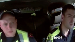 Лейтенанты полиции Руслан Ожаев и Денис Руйкис / Кадр из видео: t.me/mvd222