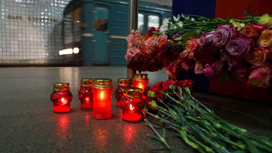 Цветы и свечи на станции «Парк культуры» Сокольнической линии Московского метро в память о жертвах теракта 29 марта 2010 года