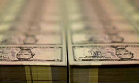 FOTO DE ARCHIVO: Billetes de cinco dólares con la imagen del expresidente de Estados Unidos Abraham Lincoln en la Oficina de Grabado e Impresión en Washington, 26 de marzo de 2015.