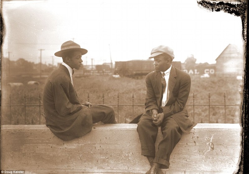 Дакота (слева) с другом афроамериканец, история, прошлое, сегрегация, фотография