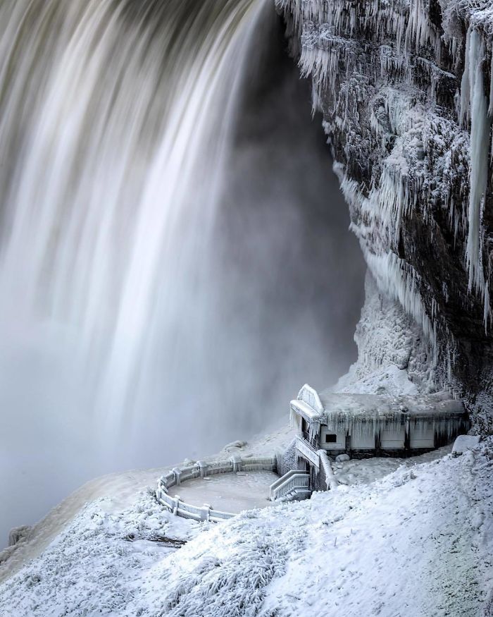 10 Degrees Fahrenheit Makes For Some Really Cool Ice Around Niagara Falls