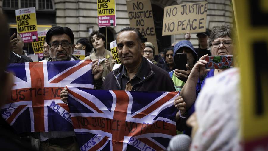 В Великобритании протестующие разбили окна и устроили поджоги у отеля