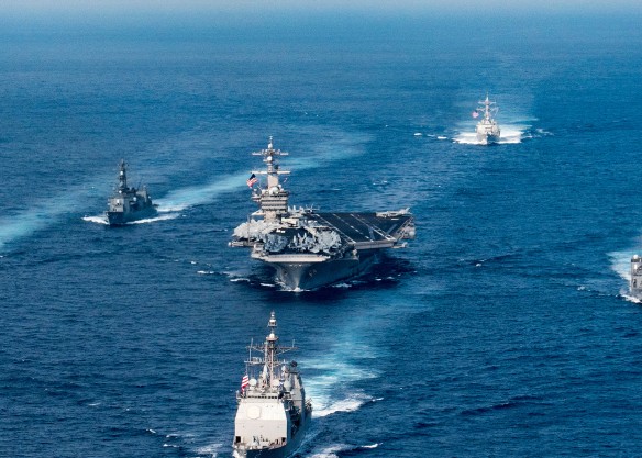 Авианосец Carl Vinson (в центре). Фото: GLOBAL LOOK press/Matt Brown/U.S. Navy
