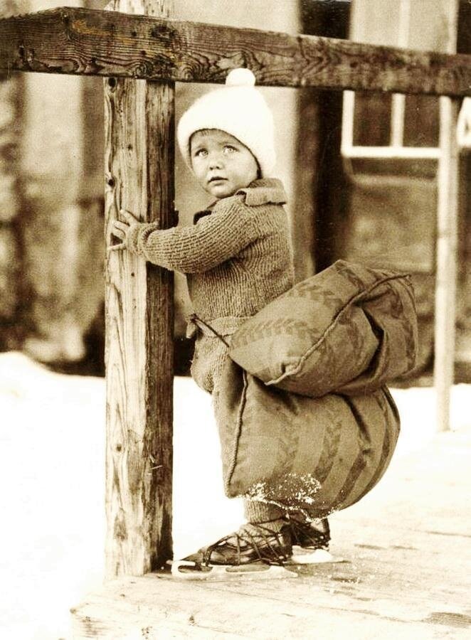 25. Ребенок учится кататься на коньках, Нидерланды, 1933 год интересно, исторические фото, история, ностальгия, фото