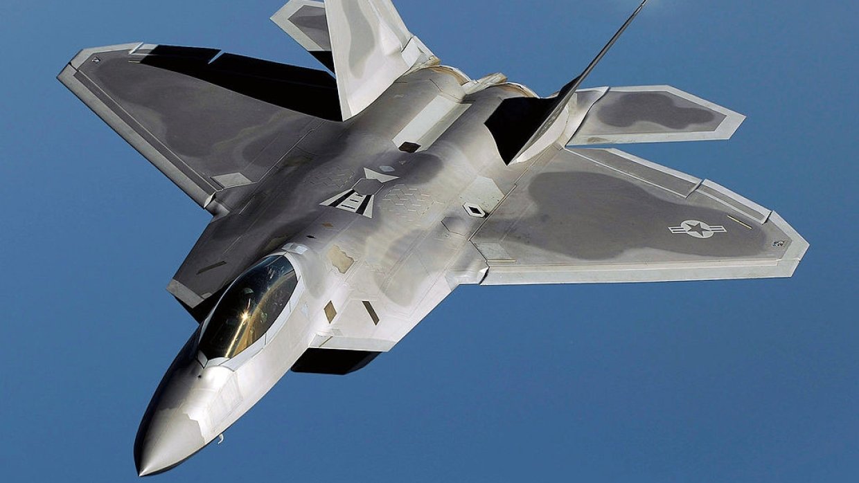 Дешевый пиар для «Раптора»: эксперт рассказал, зачем пилот F-22 имитировал бой с Су-25 в Сирии