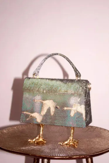 Скандал в мире моды: российский дизайнер обвинила бренд Schiaparelli в плагиате её сумок Джозефинны, Schiaparelli, бренд, дизайнер, Розберри, Эмбройдери, сказкам, крупный, ножки, воровать, русского, изделий, уникальная, плагиате, телеграмканале, своём, однако, ЭмбройдериСумка, сумки, сумок