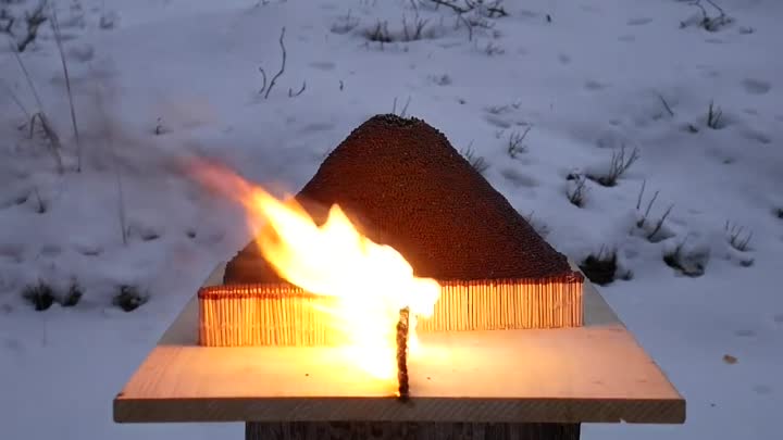 Сделали супервулкан посреди стола и запускаем извержение