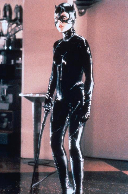 Мишель Пфайффер снова стала Женщиной-кошкой и взяла в руки хлыст: видео новости