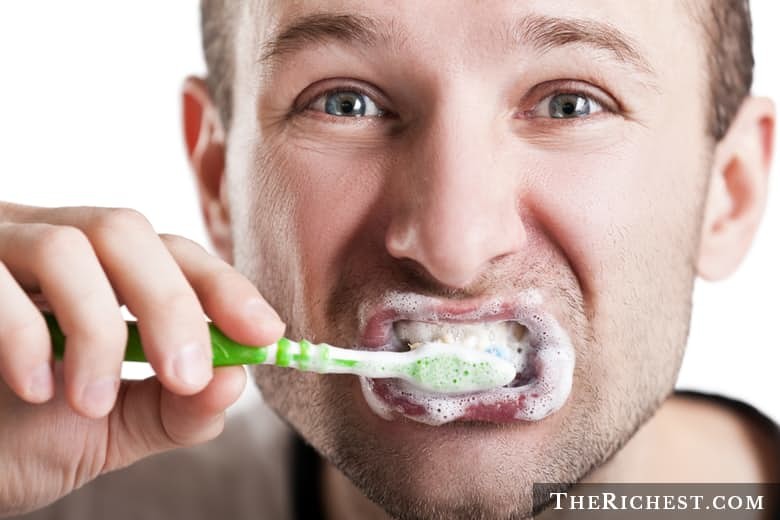 10. Обильная пена зубной пасты бесполезна для зубов секрет, стоматолог, факт