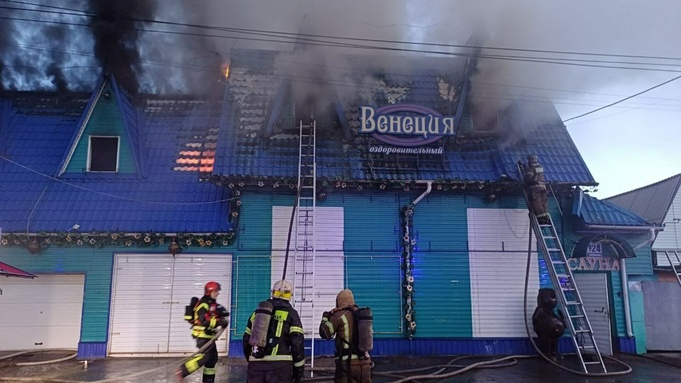 В Барнауле тушат крупный пожар в сауне 