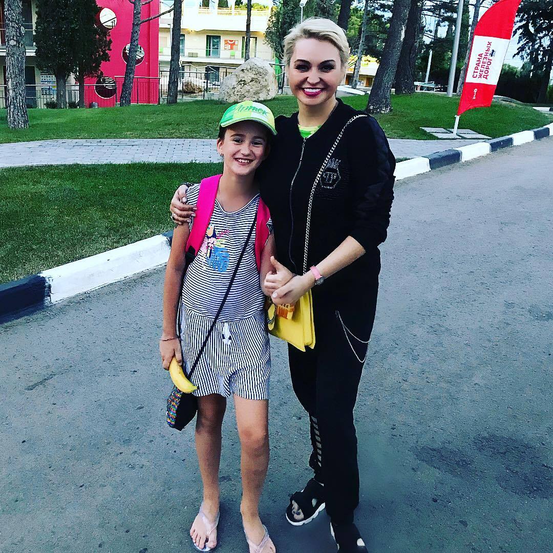 Катя Лель с дочкой 2022