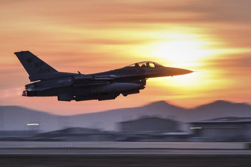 Порядок запуска двигателя на американском истребителе F-16 ввс