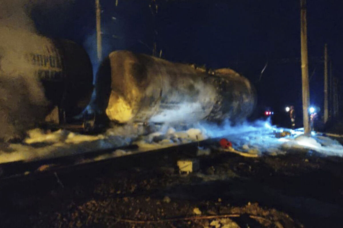 МЧС РФ: на ж/д станции в Ростовской области загорелся вагон-цистерна с топливом