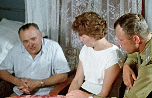 25 Сергей Королёв, Валентина Терешкова и Юрий Гагарин обсуждают грядущий полет, Байконур, 1963 год.jpg