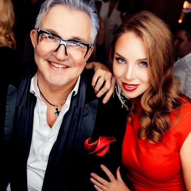 Был женат на племяннице, построил тайную комнату для утех и до сих пор любит изменившую ему бывшую жену: что известно о личной жизни Дмитрия Диброва Дибров, Дмитрия, Дмитрий, Диброва, Полина, телеведущий, жизни, известно, стала, женой, сейчас, через, шоумен, время, часто, кроме, родители, развода, дочерью, Ольгой