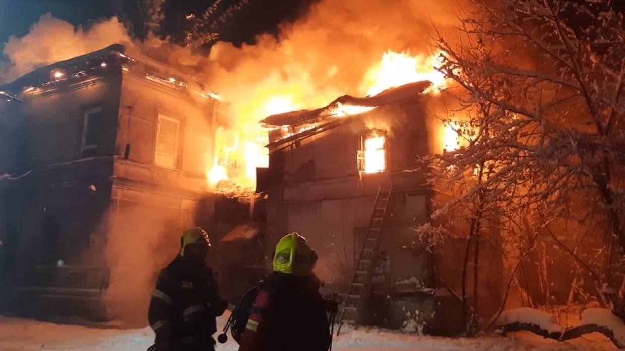 В Благовещенске два человека погибли при пожаре в многоквартирном доме