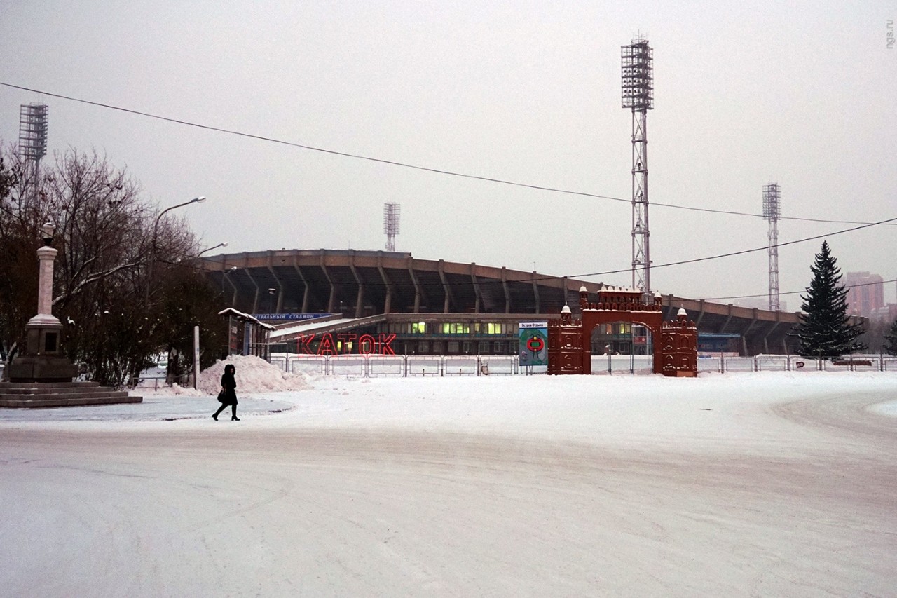 Катков красноярск. Каток на стадионе Центральный, Красноярск. Каток Центральный парк Красноярск. Центральный Ледовый каток Красноярск. Каток на Ярыгина Красноярск.