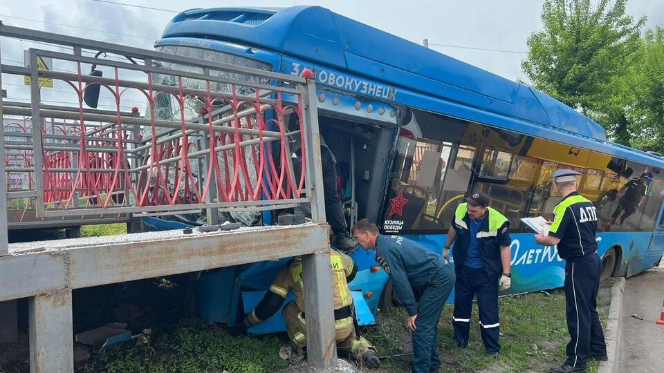 Автобус протаранил ограждение в Новокузнецке, пострадали восемь человек