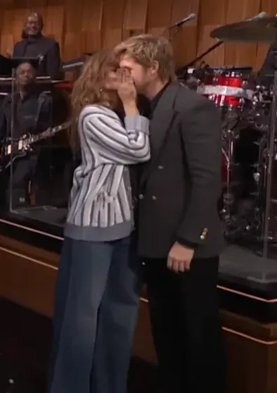 Райан Гослинг и Ева Мендес впервые за 10 лет вышли вместе в свет michael loccisano,sonia recchia,sxsw,фестиваль,бен мендельсон,джеймс фэллон,джон леннон,Ева Мендес,иэн де-кэскер,Йоко Оно,Райан Гослинг,Сирша Ронан