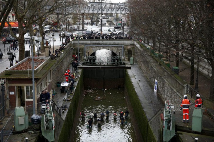 В Париже осушили канал Сен Мартен и обнаружили совершенно неожиданные вещи