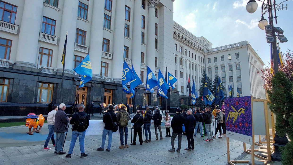 Украинские радикалы потребовали от Зеленского не пускать беженцев из Афганистана Украинские радикалы потребовали от Зеленского не пускать беженцев из Афганистана Политика