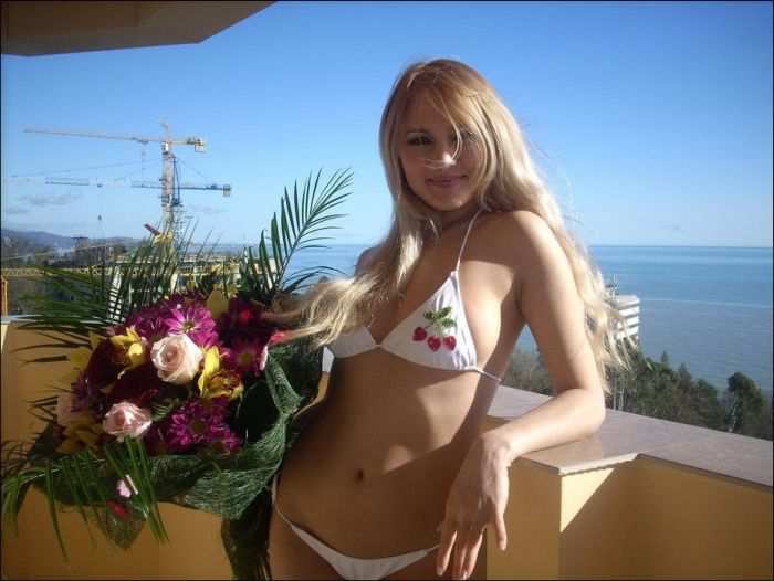 Симпатичные девушки загорают Симпатичные девушки загорают позитив